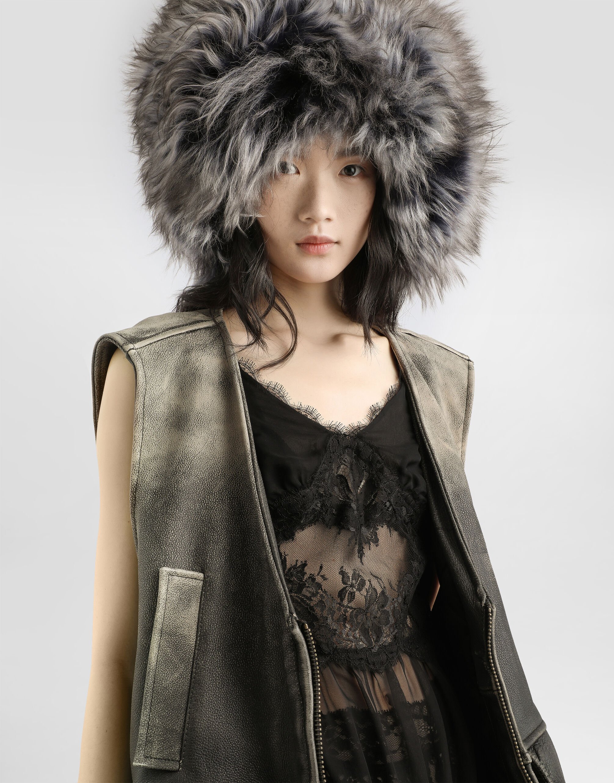 ドルチェ&ガッバーナ　レザーベスト　スパンコール　装飾　ビーズ　イタリア製　42 ドルチェ&ガッバーナ レザーベスト スパンコール 装飾 ビーズ