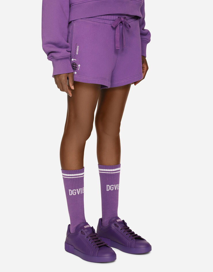 Dolce & Gabbana Shorts aus Baumwolljersey mit Print DGVIB3:<br>• Violett<br>• Normaler Bund mit Gummi- und Tunnelzug<br>• Seitentaschen<br>• Innenbeinlänge 5 cm bei Größe 40 IT<br>• Beinsaum 34 cm bei Größe 40 IT<br>• Das Model ist 175 cm groß und trägt Größe 40 IT<br>• Made in Italy DGVIB3 Violett FT003TG7K6Y