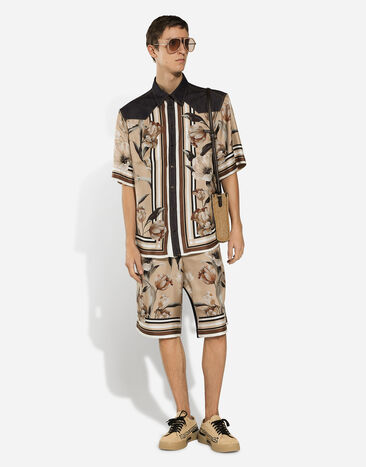 Dolce & Gabbana شورت طويل بحرير أمامي وظهر دنيم متعدد الألوان GP03IDG8LA5