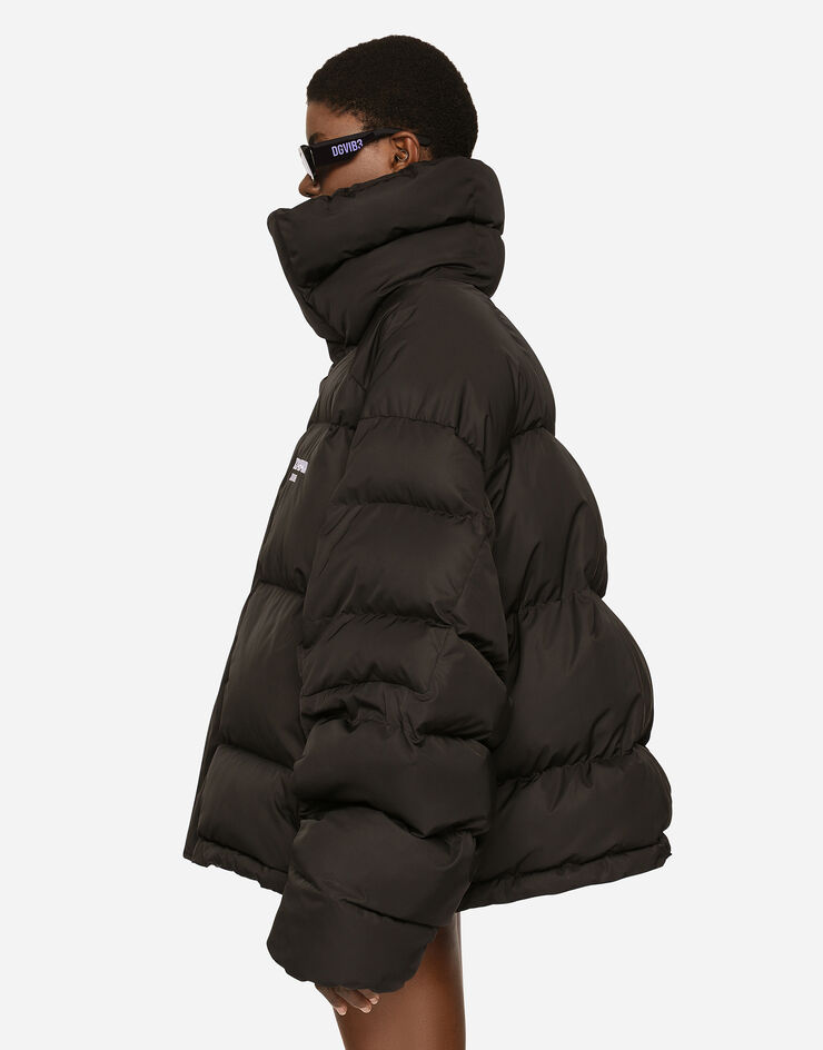 Dolce & Gabbana Wattierte Steppjacke mit hohem Kragen aus Nylon:<br>• Schwarz<br>• Hoher Kragen<br>• Lange Ärmel<br>• Taschen vorne mit Reißverschluss <br>• Mit Wattierung<br>• Nylonfutter<br>• Verschluss vorn mit Reißverschluss <br>• Der Artikel hat bei Größe 40 IT eine Länge von 66 cm ab der hinteren Mitte<br>• Das Model ist 175 cm groß und trägt Größe 54 IT <br>• Made in Italy DGVIB3 Schwarz F9R72ZGH095