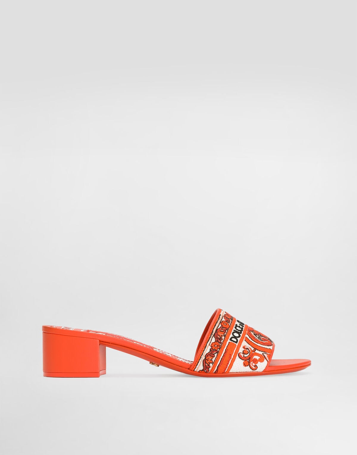 Mules with majolica embroidery