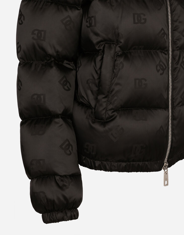 Dolce & Gabbana Plumífero acolchado en jacquard de raso con motivo integral del logotipo DG Negro F9P48TGDCL4
