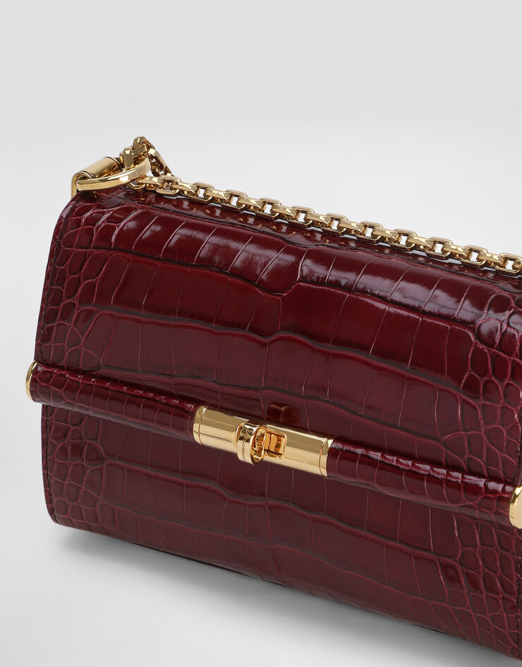 Dolce & Gabbana حقيبة مارلين سيتي ميني من جلد تمساح مصقول نبيذي BB7766A2R08