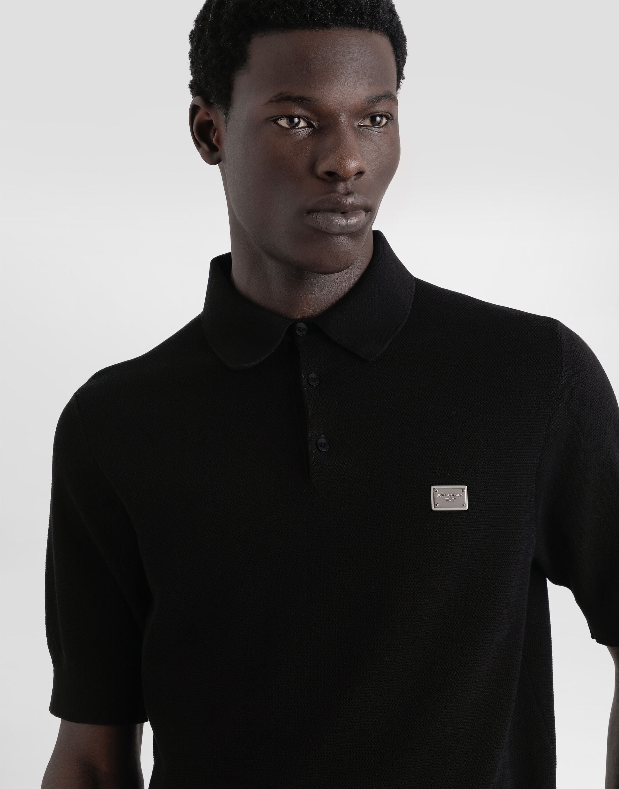DOLCE & GABBANA ブラックポロシャツ ブラックのメンズ ロゴプレート コットン ポロシャツ | Dolce&Gabbana®