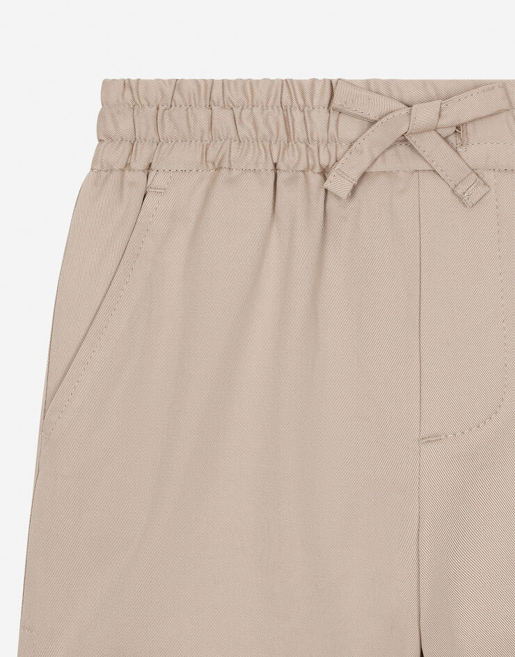 Dolce & Gabbana Bermudas aus Gabardine mit Logoetikett Beige L13Q08FUFJR