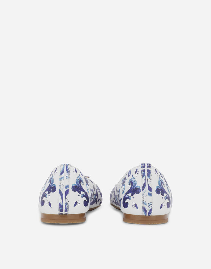 Dolce & Gabbana حذاء باليه مسطح من جلد عجل بطبعة ماجوليكا متعدد الألوان D10510AH813