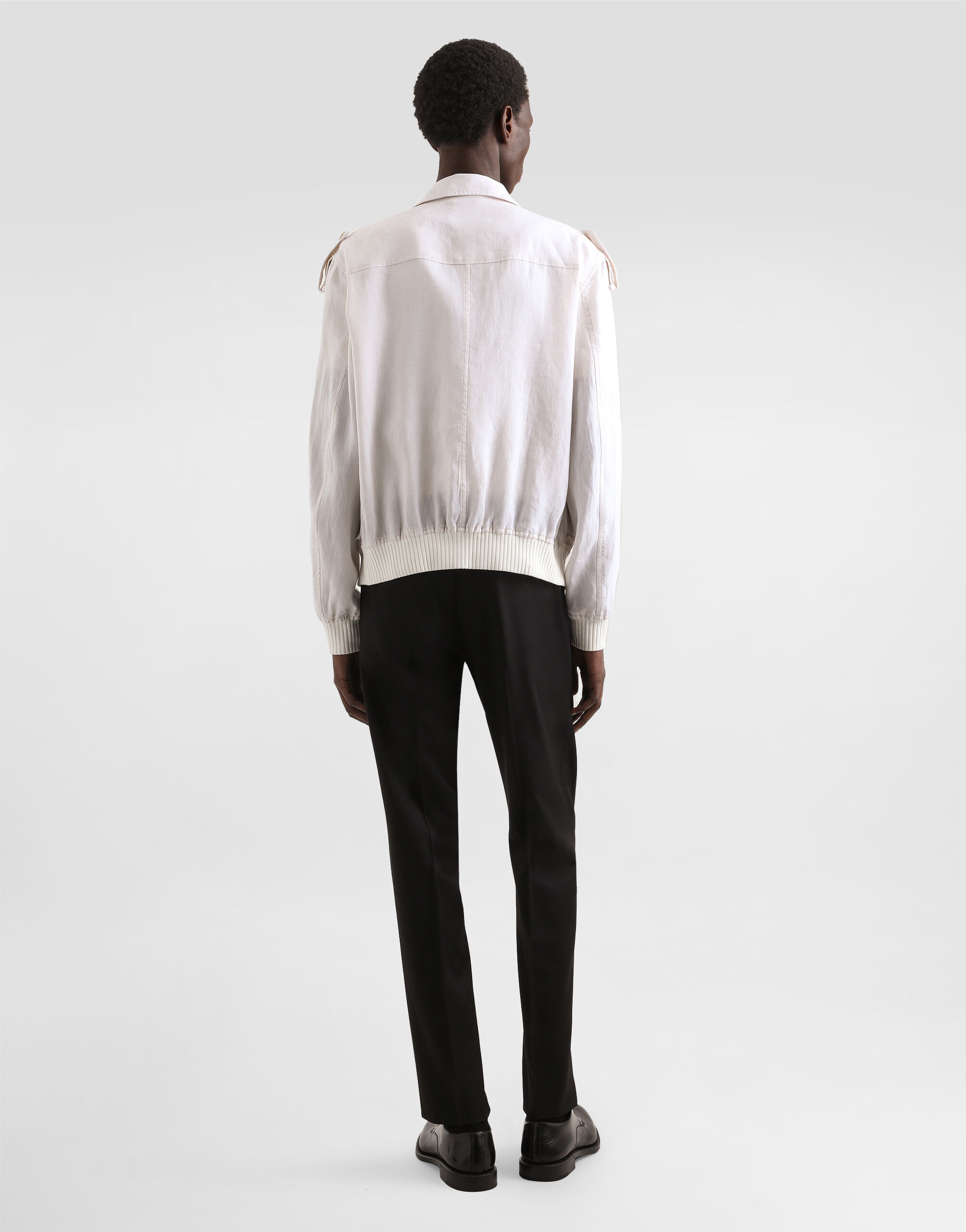 ホワイトのメンズ ロゴプレート コットン ラウンドネック セーター