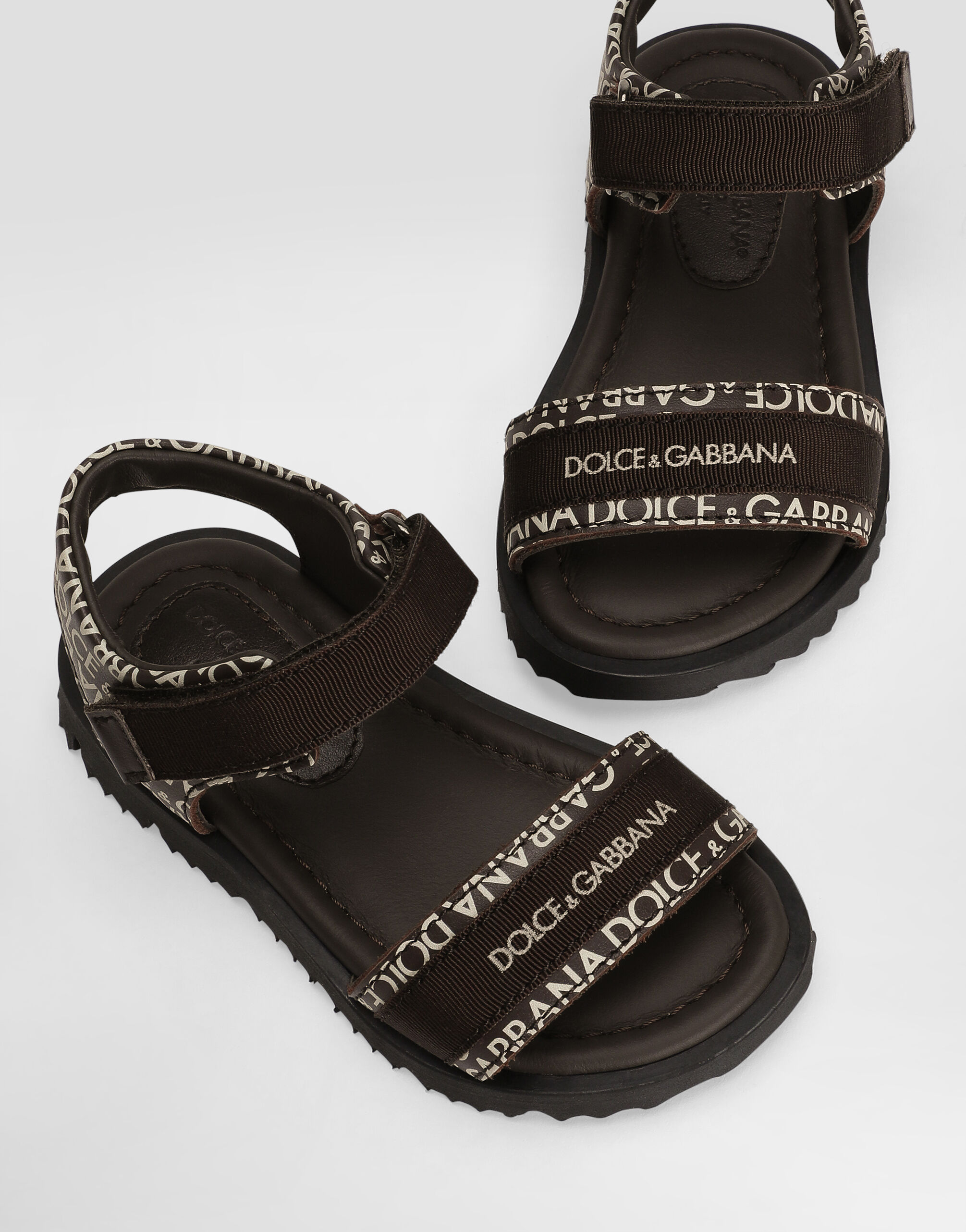 ブラウンのボーイズ Calfskin sandals with Dolce&Gabbana logo print