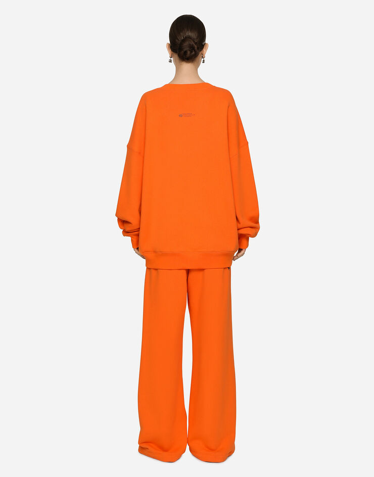 Dolce & Gabbana Jogginghose mit weitem Bein aus Baumwolljersey mit Print DGVIB3:<br>• Orange<br>• Gerippter Bund mit Gummizug<br>• Taschen an den Seiten<br>• Tasche hinten<br>• Innenbeinlänge 83 cm bei Größe S <br>• Beinsaum 26 cm bei Größe S <br>• Das Model ist 175 cm groß und trägt Größe M IT<br>• Made in Italy Orange FT006TG7K3G