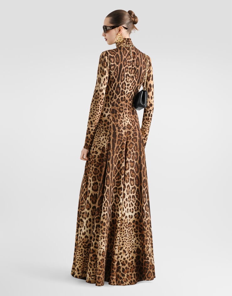 Dolce & Gabbana Kleid aus charmeuse mit leo-print Drucken F612KTFSADD