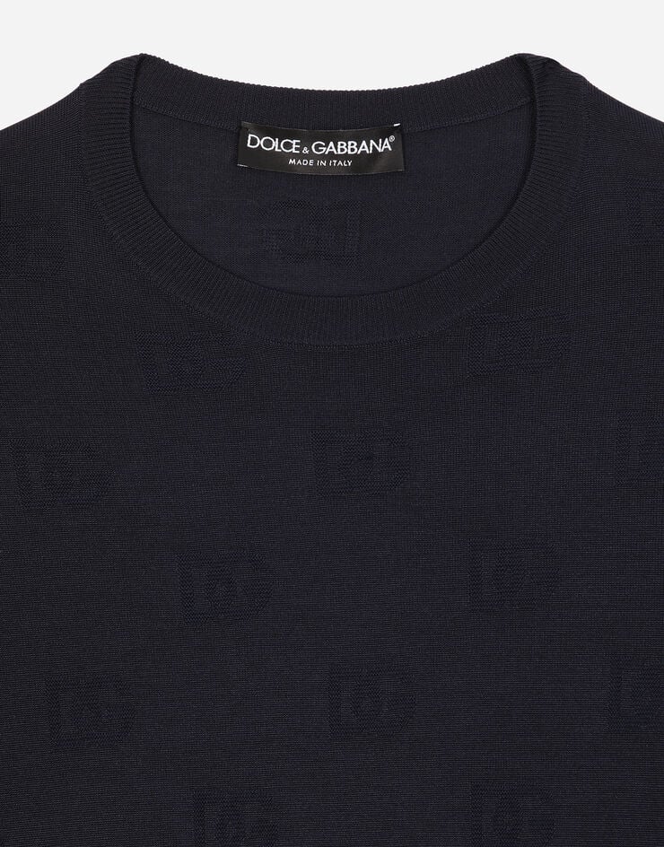 Dolce & Gabbana سترة حرير بياقة دائرية وترصيع DG عليه بالكامل أزرق GXX02TJAST6