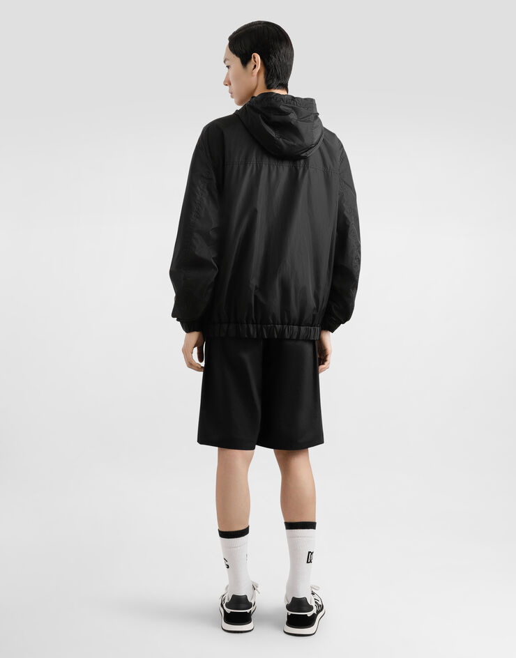 Dolce & Gabbana Kapuzenjacke aus technischem Gewebe mit Plakette Schwarz G9BGSTFUS22
