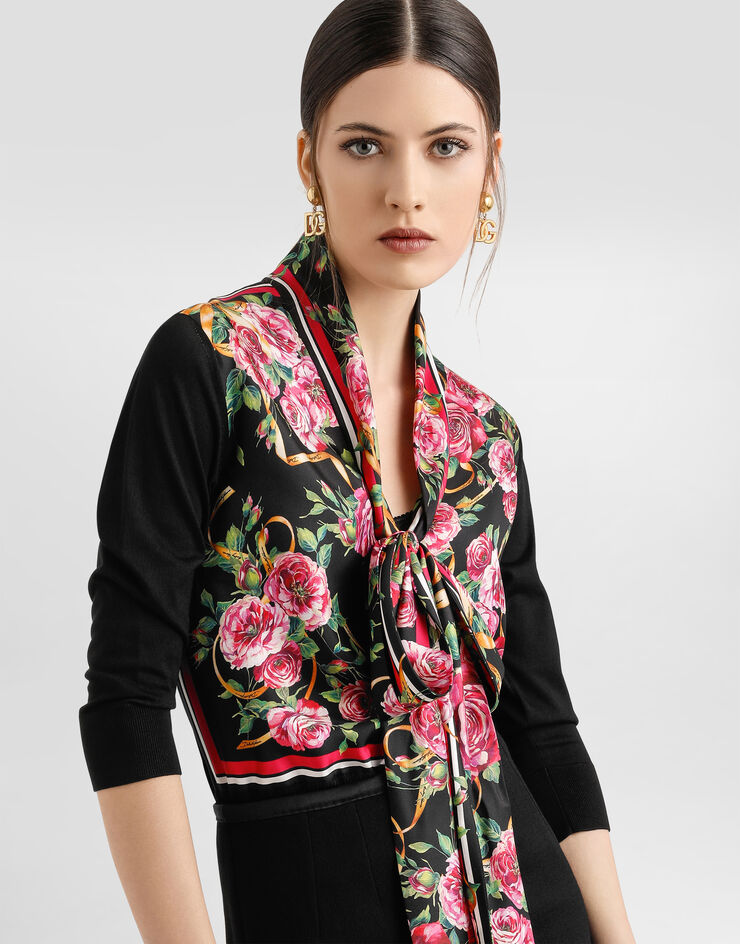 Dolce & Gabbana Jersey de seda con panel fular y lazada al cuello de sarga con estampado de rosas Imprima FXY17TJBSK9