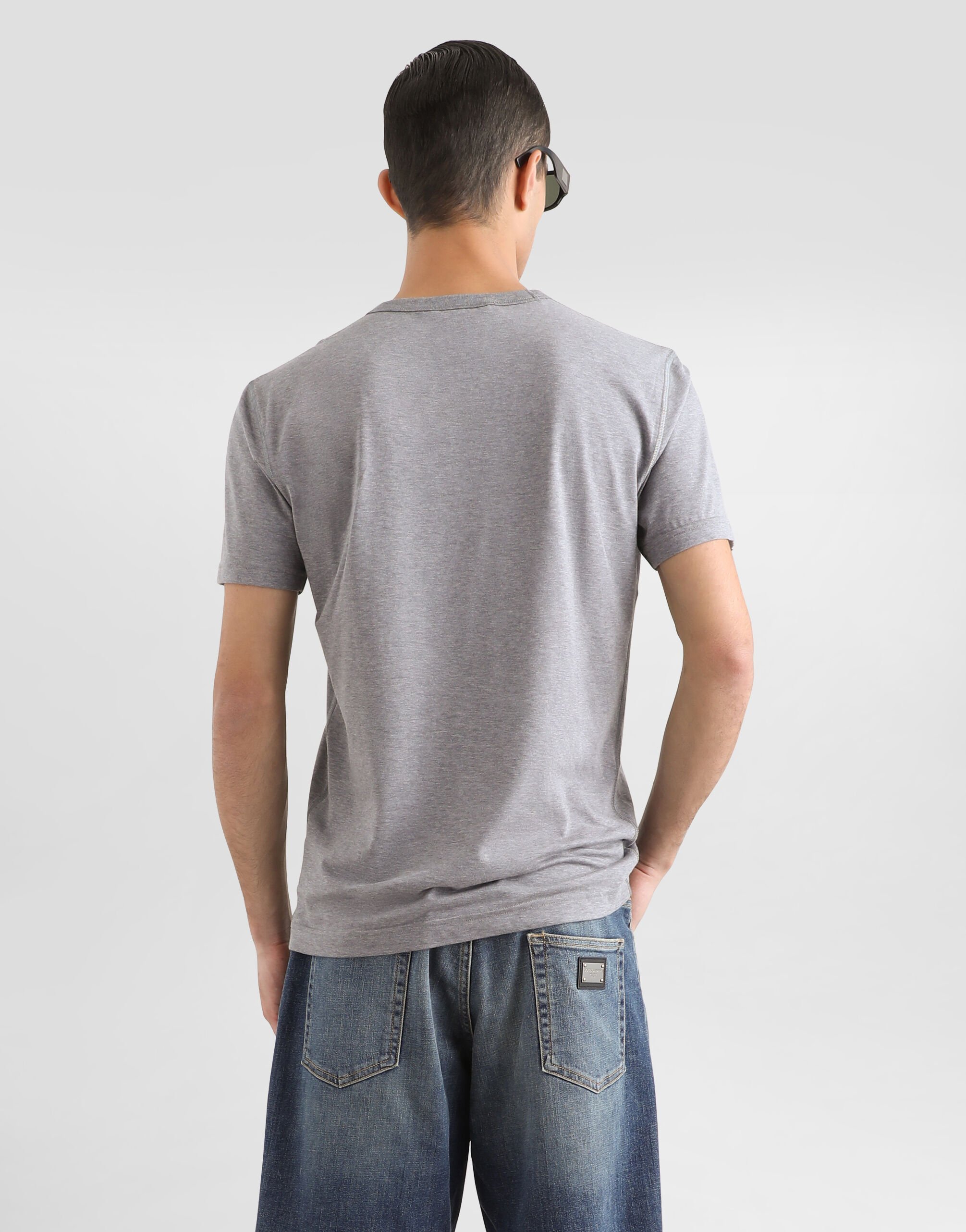 Tシャツ・カットソー DOLCE & GABBANA Men T-shirt Grey G8SH7TG7020 S8290 Silk round-neck T-shirt in Grey for Men | Dolce&Gabbana® US