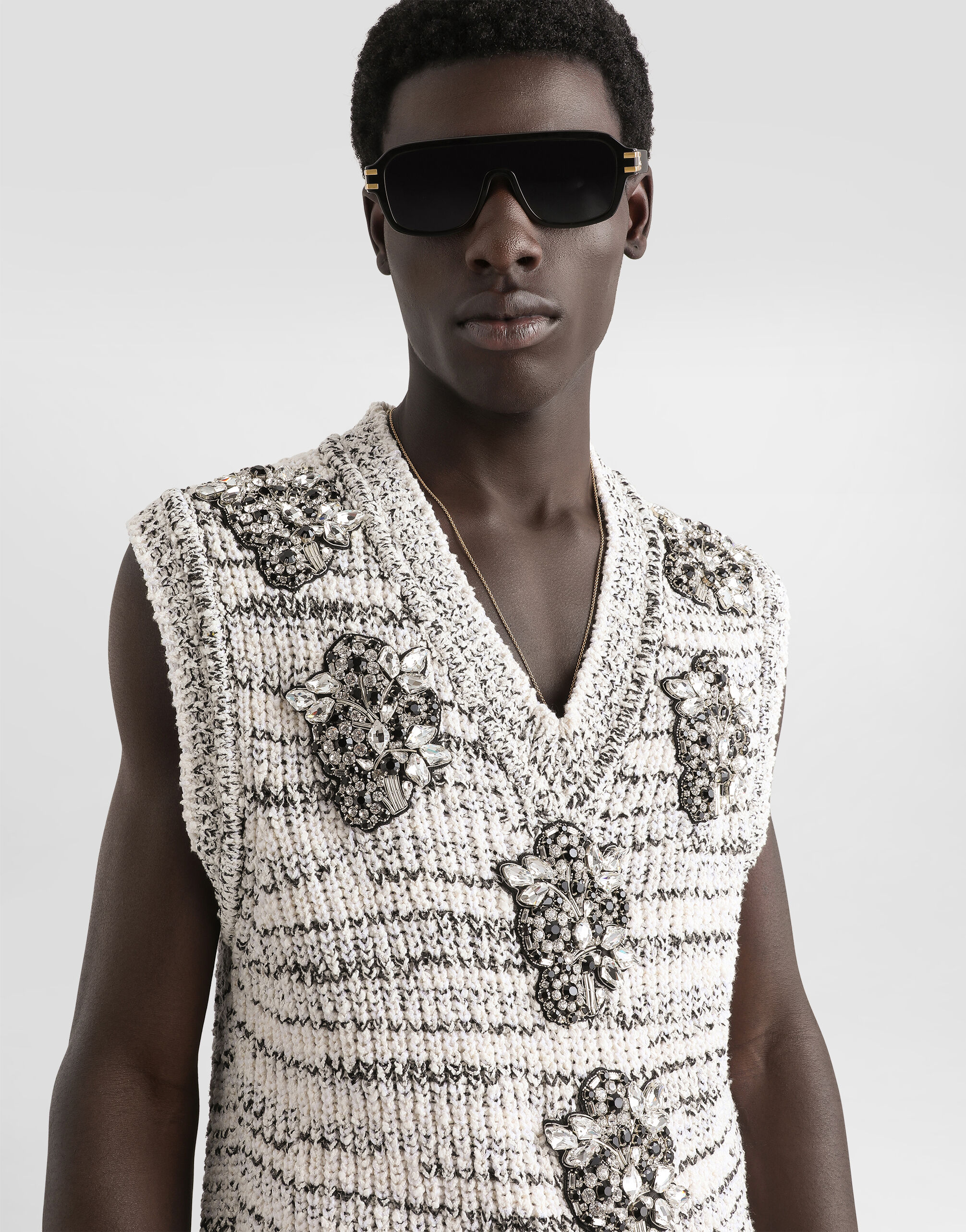 新品タグ付き　DOLCE&GABBANA　デカロゴ刺繍　ニットベスト　M Intarsia pullover vest in Multicolor for Men | Dolce&Gabbana®
