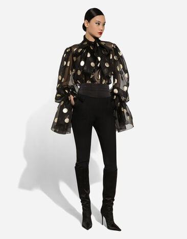 Dolce & Gabbana Blouse en organza de soie jacquard à pois avec nœud sur le col Imprimé F7AI9THS100