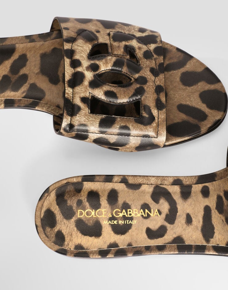 Dolce & Gabbana Sandalia plana de piel de becerro con estampado leo Dolce & Gabbana Sandalia plana de piel de becerro con estampado leo Print CQ0436A0426