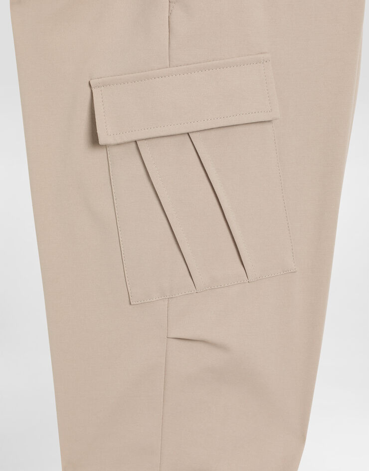 Dolce & Gabbana Cargohose aus Stretchjersey mit Logoplakette Beige L4JPKMFUGS1