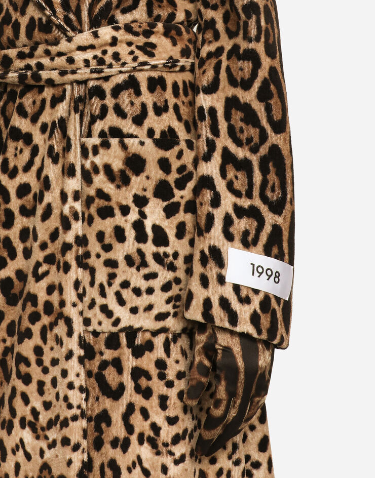 Dolce & Gabbana KIM DOLCE&GABBANA Mantel mit Leopardenmuster-Aufdruck aus Frottee mit Gürtel und Re-Edition-Label Animal-Print F0C4PTGDBP6