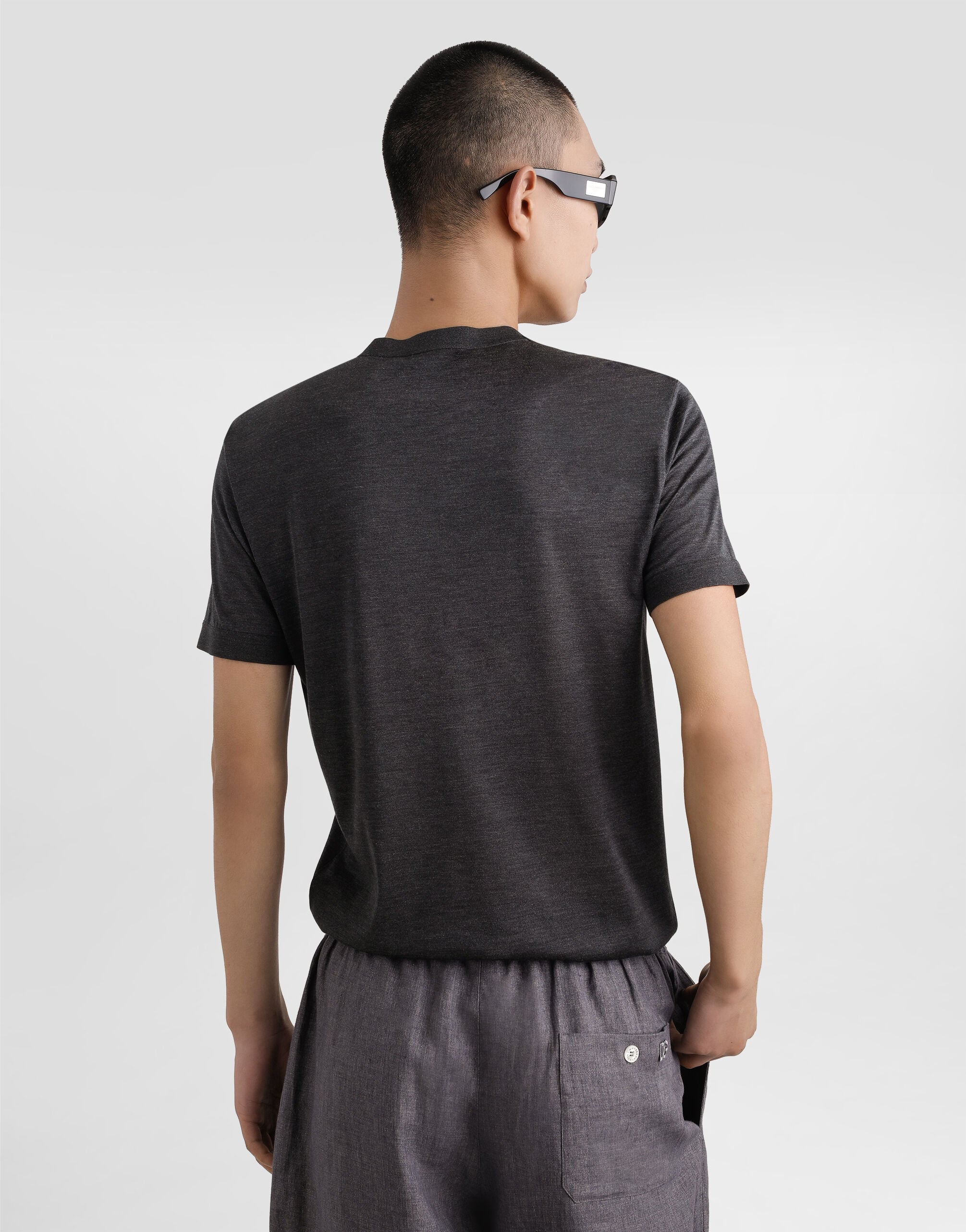 グレーのメンズ エンブロイリー シルク ヘンリーネック Tシャツ