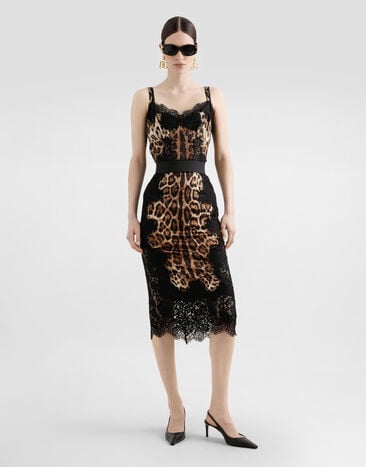 Dolce & Gabbana Top aus Satin Leoprint mit Intarsien aus Spitze Animal-Print F72K9TFSAXY