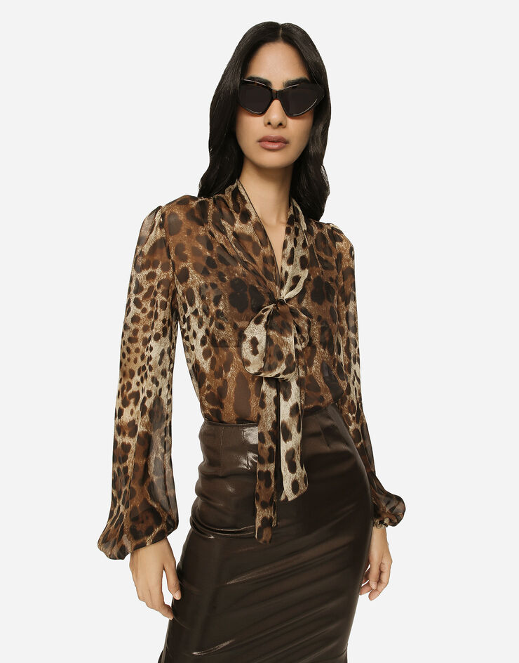 Dolce&Gabbana Camisa de chifón con estampado de leopardo con chalina Estampado Animalier F5N70TIS1MN