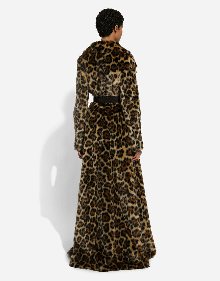 Dolce & Gabbana معطف طويل من فرو صناعي بطبعة فهد مطبعة F0E1KFFJSCU