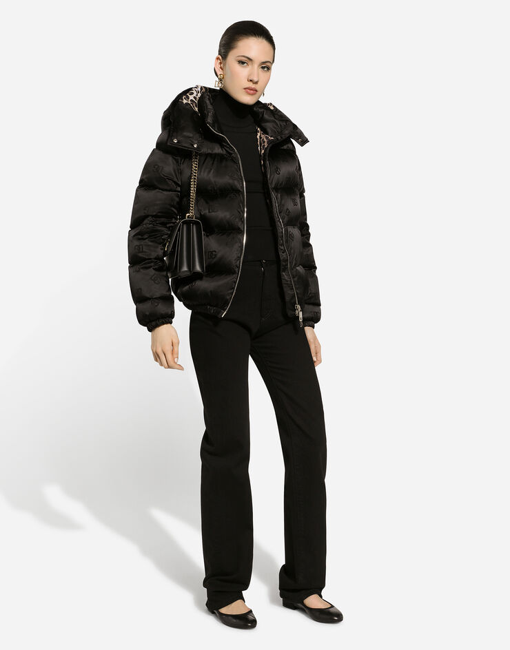 Dolce & Gabbana Plumífero acolchado en jacquard de raso con motivo integral del logotipo DG Negro F9P48TGDCL4