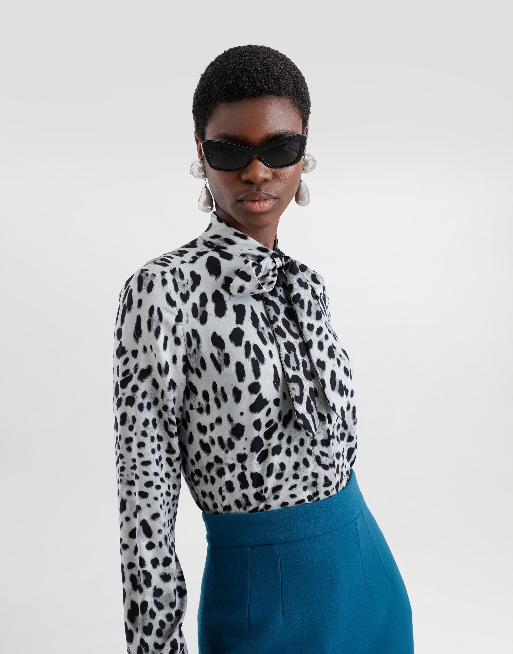 Dolce & Gabbana ヒョウ柄リボン付きシャツ Leopard-print charmeuse shirt with pussy-bow in Print for Women