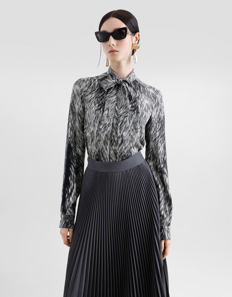Dolce & Gabbana قميص شارميوز بطبعة فرو وربطة عنق فيونكة رمادي F5T19TFSA71
