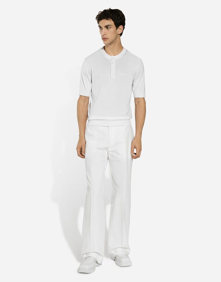 Dolce & Gabbana Serafino-Shirt aus Seide mit Dolce&Gabbana-Logostickerei Weiss GXX04ZJBSJS