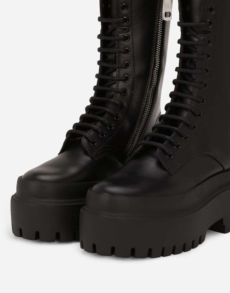 Dolce&Gabbana حذاء بوت ميداني من جلد عجل أسود CT0946AI402