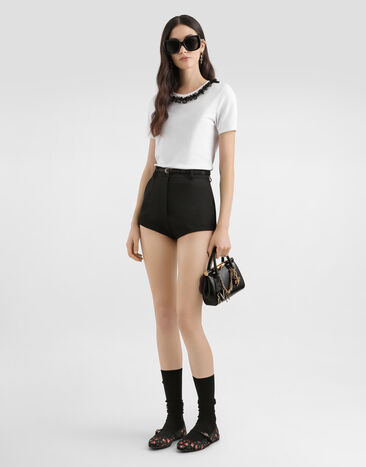 Dolce & Gabbana تيشيرت جيرسي بدانتيل وتطريز DG White F8U08ZGDDPN