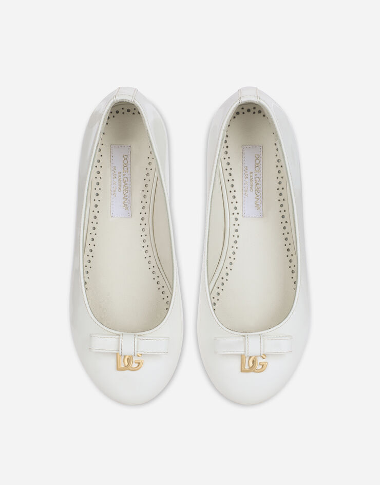 Dolce & Gabbana حذاء باليه مسطح من جلد لامع بشعار DG معدني أبيض D11141A1328