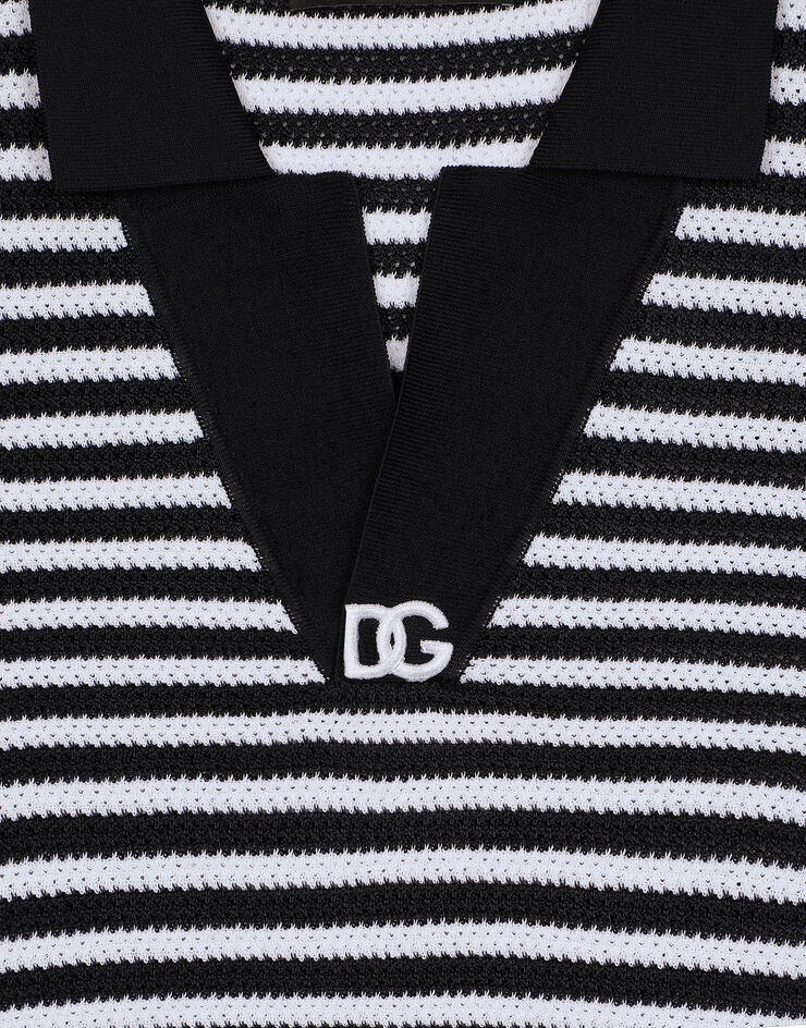 Dolce & Gabbana قميص بولو قطني مخطط بياقة V وشعار DG متعدد الألوان GXZ09ZJFMY3