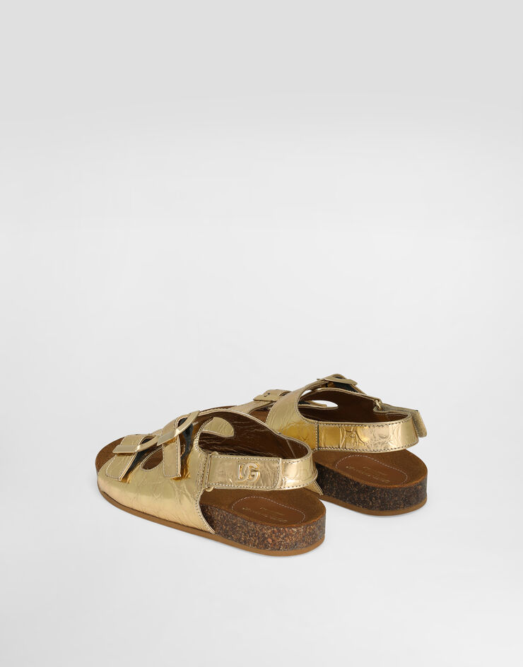 Dolce & Gabbana صندل من جلد عجل بطبعة تمساح وشعار DG ذهبي D11320AU138