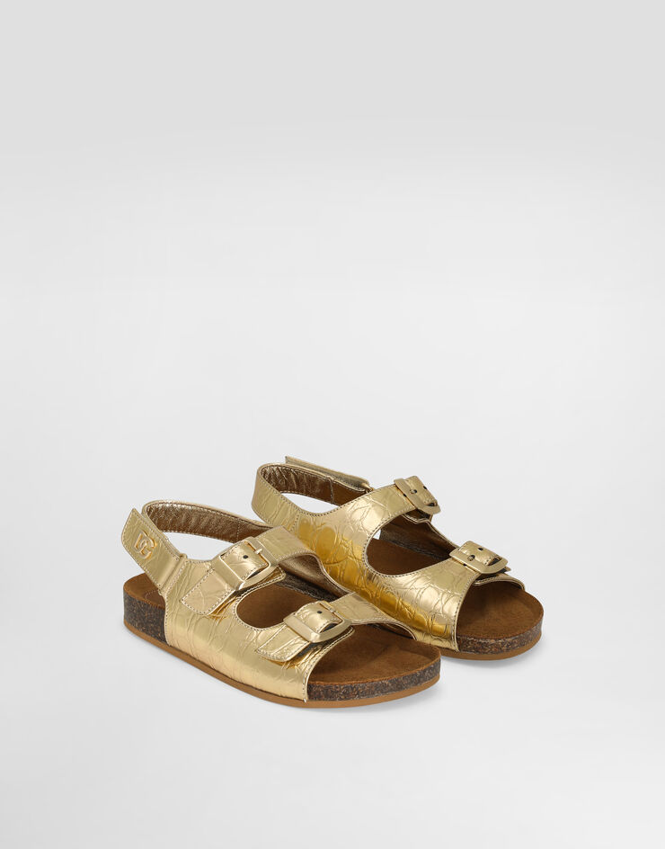 Dolce & Gabbana صندل من جلد عجل بطبعة تمساح وشعار DG ذهبي D11320AU138