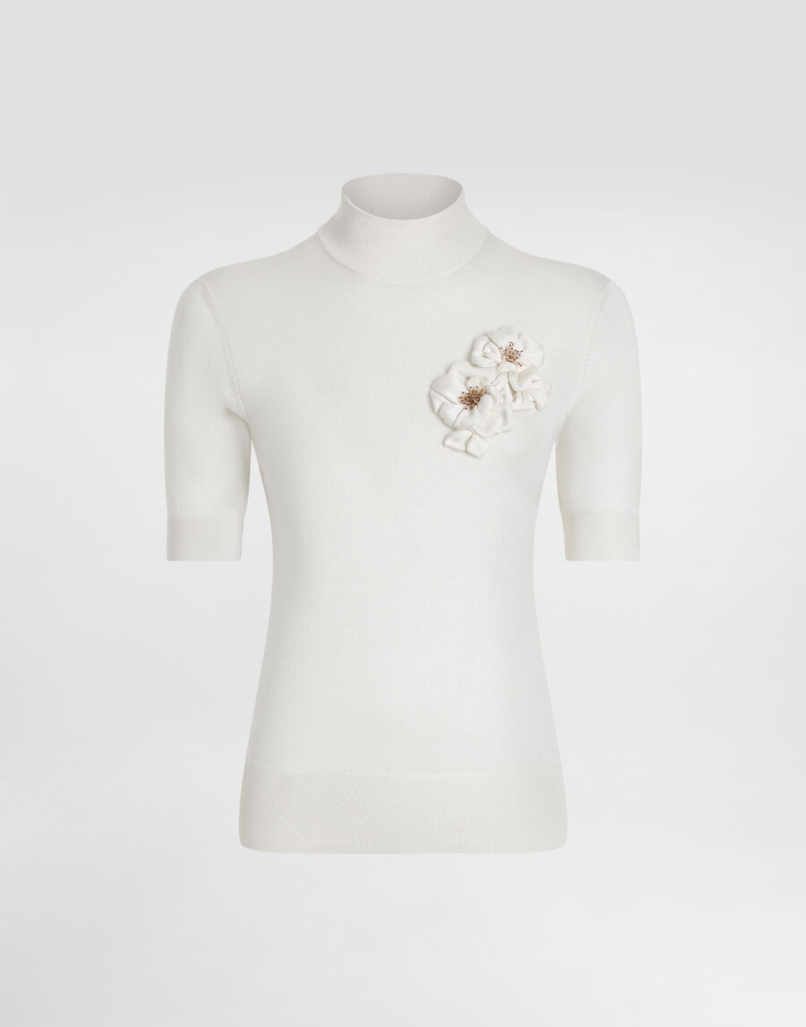 Silk pullover with flower brooch