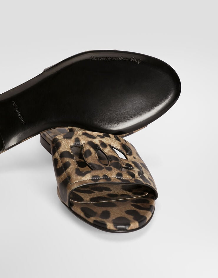 Dolce & Gabbana Sandalia plana de piel de becerro con estampado leo Dolce & Gabbana Sandalia plana de piel de becerro con estampado leo Print CQ0436A0426
