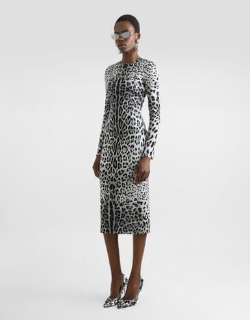 Dolce & Gabbana Robe fourreau mi-longue en charmeuse à imprimé léopard Imprimé F6TKPTFSADD