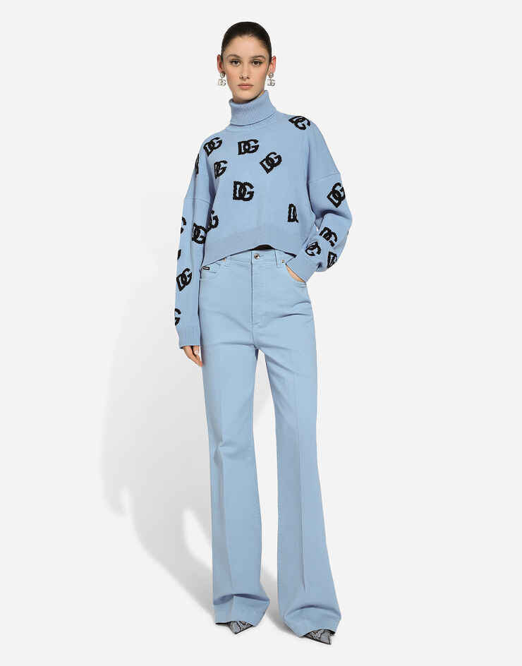 Dolce & Gabbana Jersey de cuello alto de lana con logotipo DG en intarsia Azul Claro FXW04TJCVZL