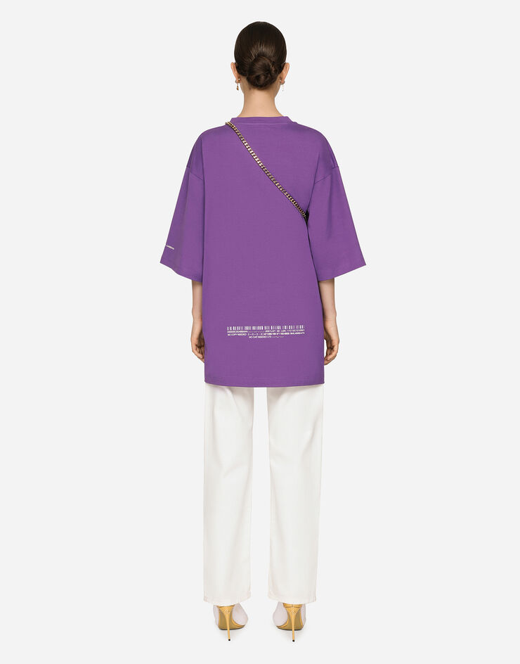 Dolce & Gabbana Kurzarm-T-Shirt mit Rundhalsausschnitt aus Baumwolljersey mit Print DGVIB3:<br>• Grün<br>• Rundhalsausschnitt<br>• Weite kurze Ärmel<br>• Weite Passform<br>• Der Artikel hat bei Größe S IT eine Länge von 79 cm ab der hinteren Mitte<br>• Das Model ist 175 cm groß und trägt Größe L IT<br>• Made in Italy Violett F8U94TG7K3D
