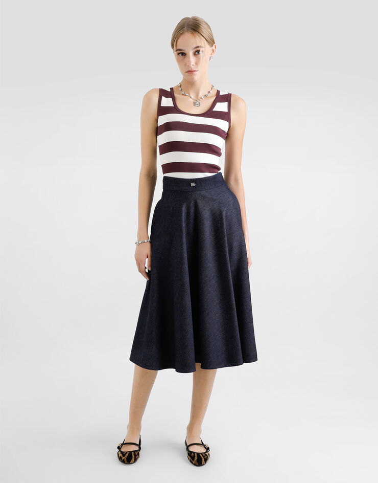 Dolce & Gabbana تنورة دائرية دنيم بطول للربلة ودبوس شعار DG متعدد الألوان F4C7ODG8MR3