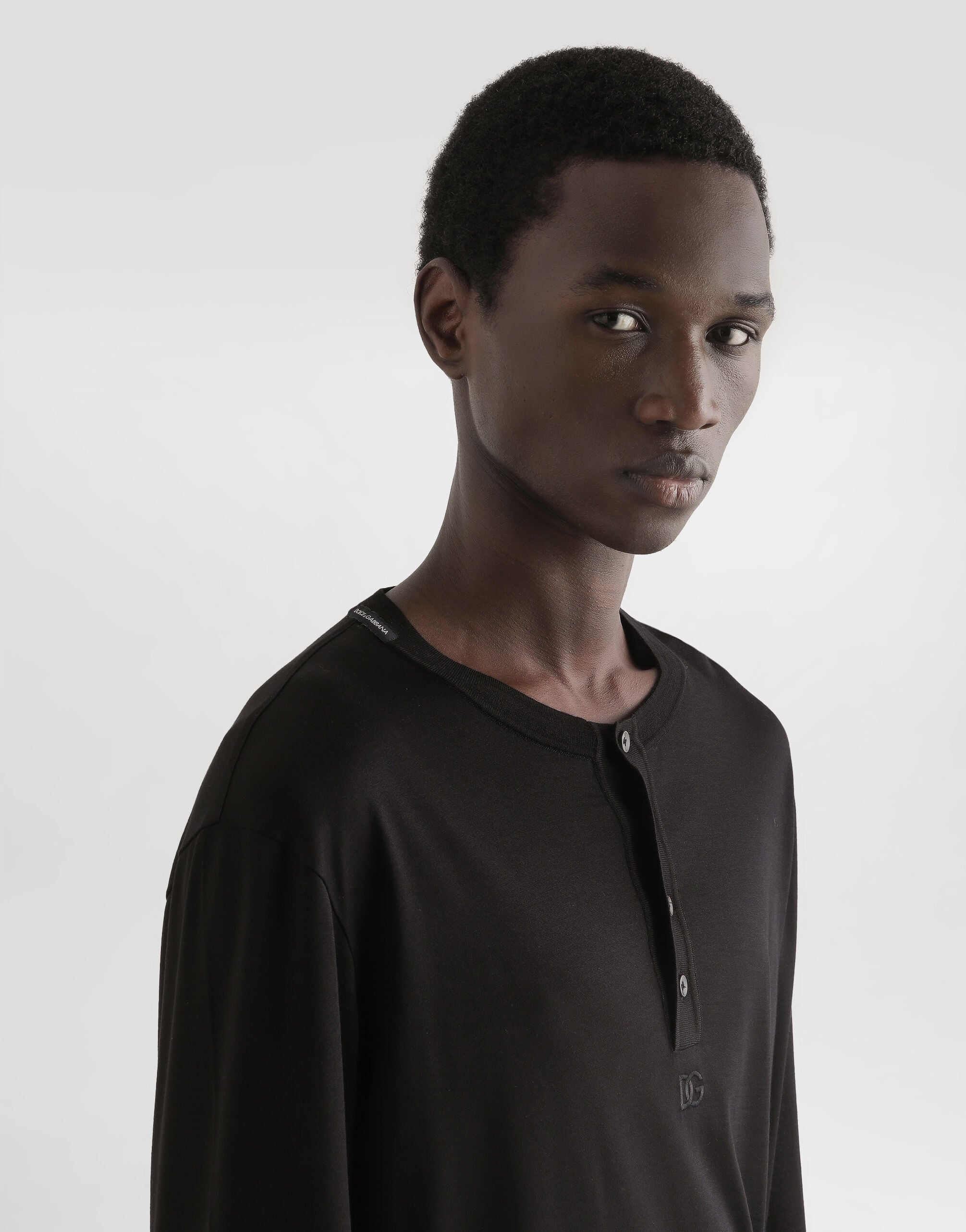ブラックのメンズ シルク ヘンリーネック ロングスリーブ Tシャツ