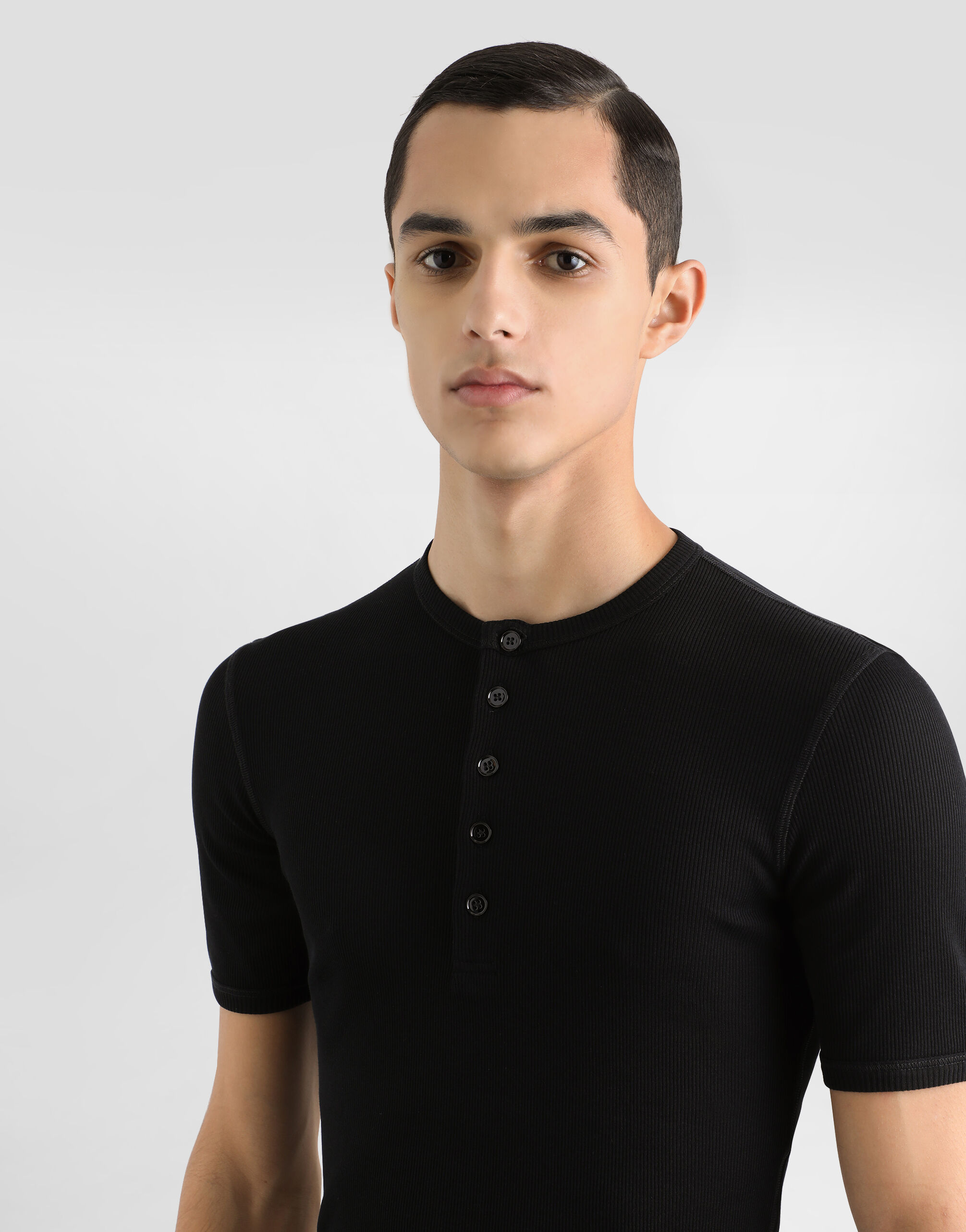 【DOLCE&GABBANA】ヘンリーネックTシャツ リブコットン 2色展開 ブラックのメンズ ヘンリーネックTシャツ リブコットン