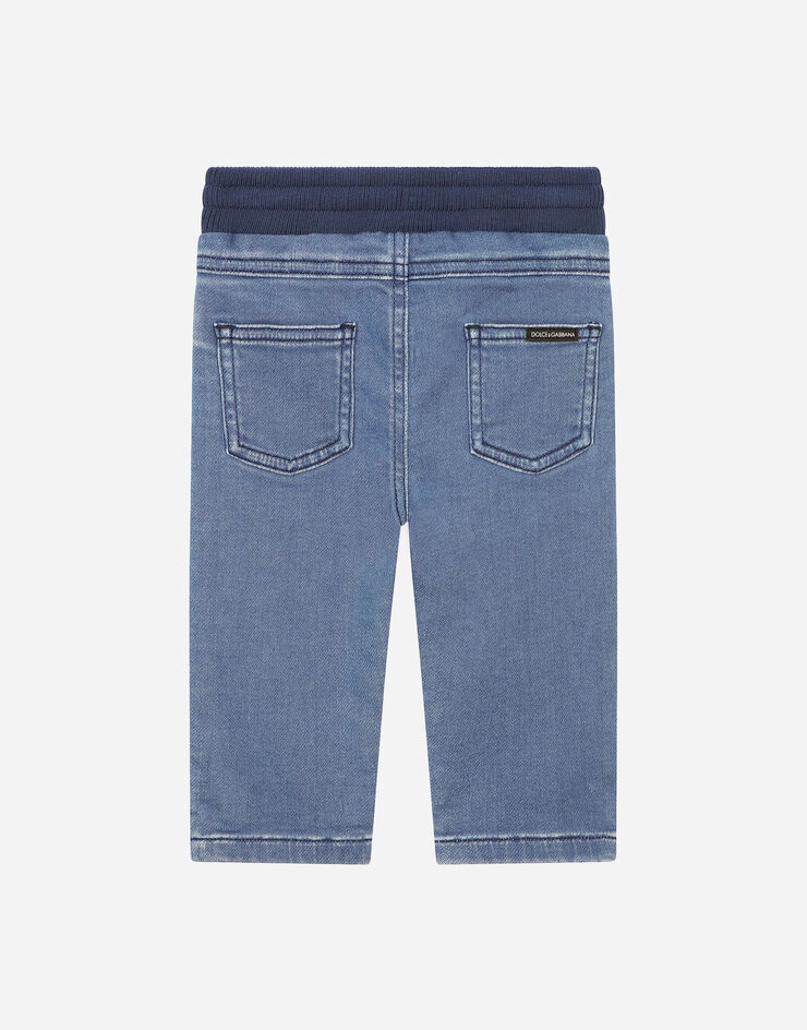 DolceGabbanaSpa Pantalon en denim stretch bleu avec plaquette à logo Multicolore L1JPIJLDB82