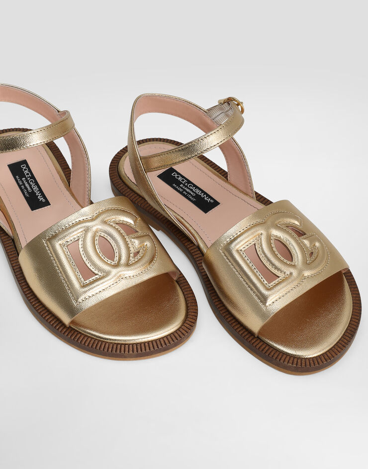 Dolce & Gabbana صندل من جلد عجل ممعدن بشعار DG بقصة ذهبي D11308A1253