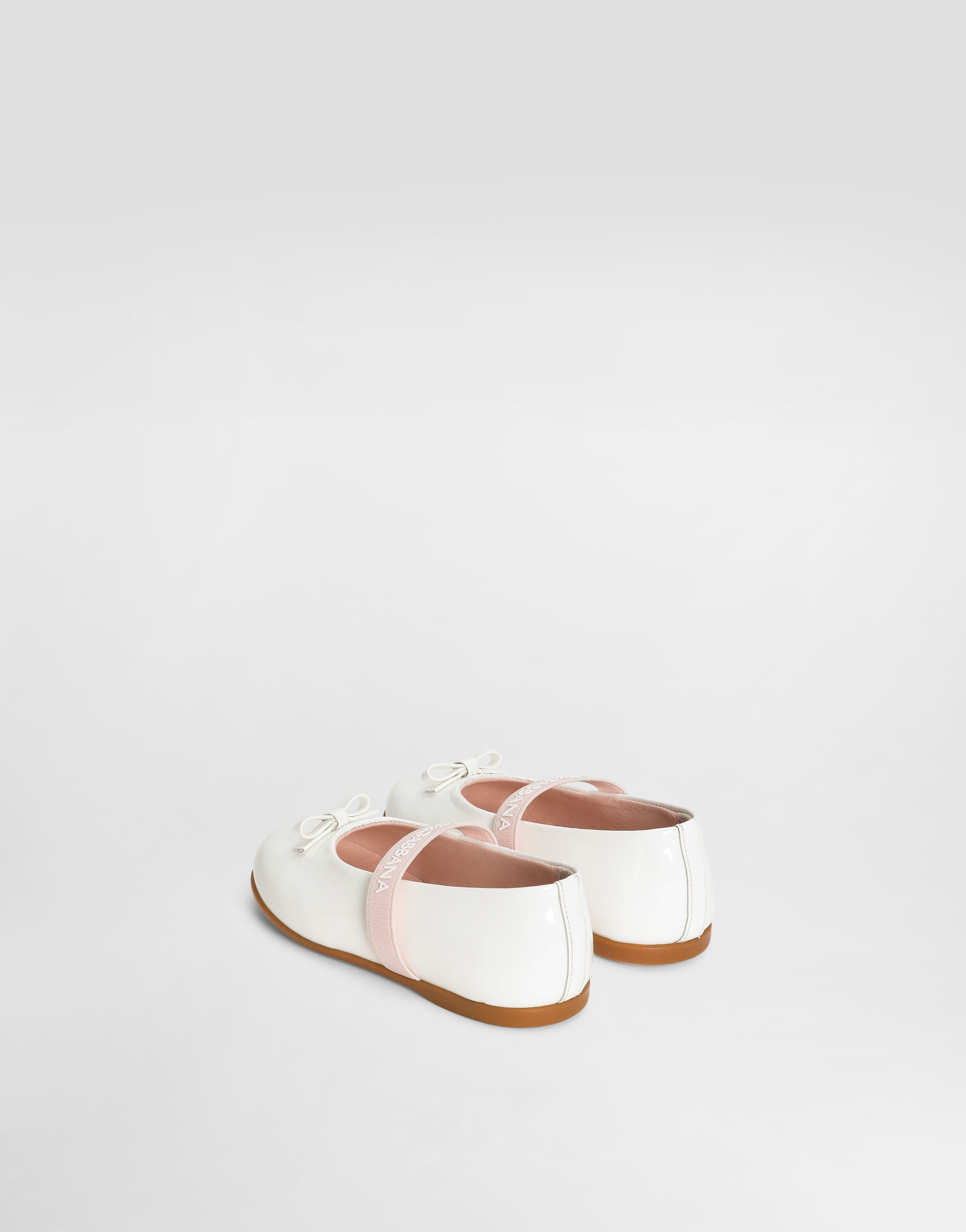 ホワイトのガールズ パテントレザー バレエフラット
