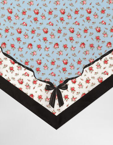 Dolce & Gabbana Pañuelo triangular pequeño en twill de seda con estampado de rositas Multicolor FS329AGDDLO