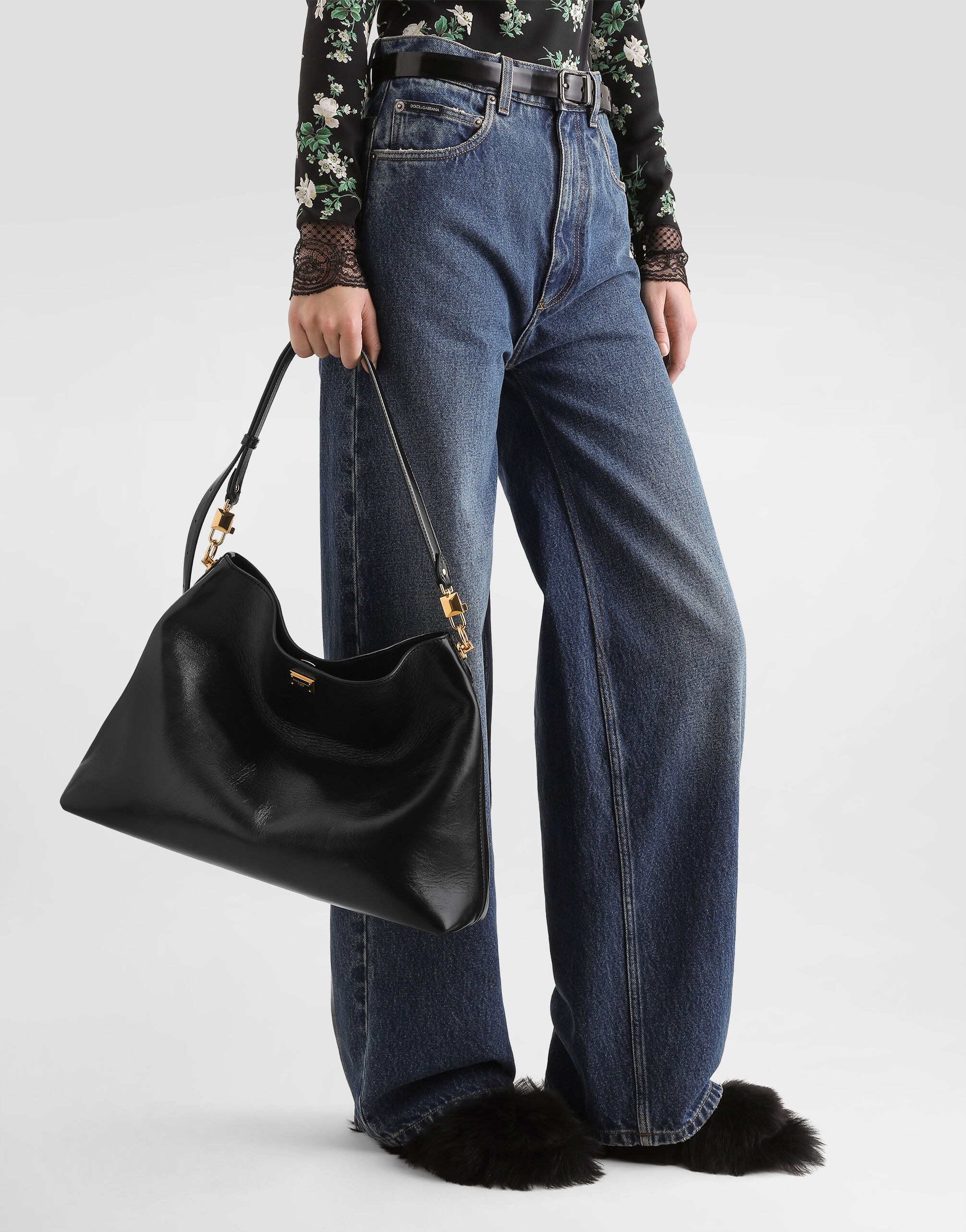 バック Medium Vittoria calfskin handbag in Black for Women